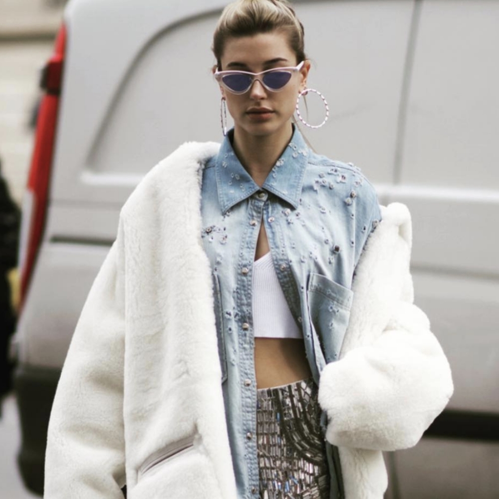 RIPPLED CHEEKBONE HOOP EARRINGS - RHODIUM